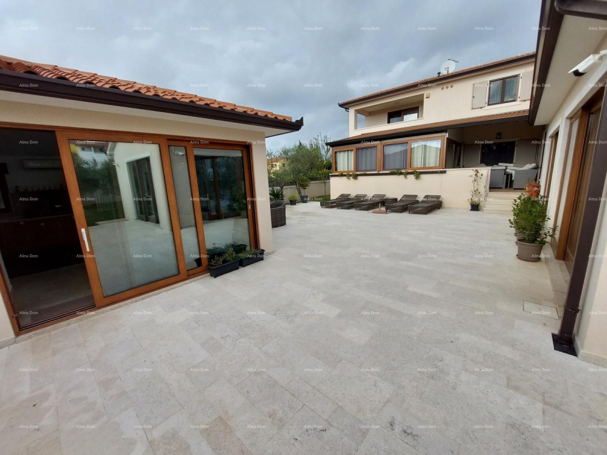 Moderna hiša z dvema apartmajema, notranjim bazenom in velikim dvoriščem 5