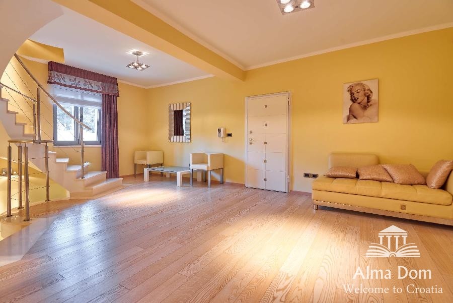 Prima filla-villa con garage e la piscina 20