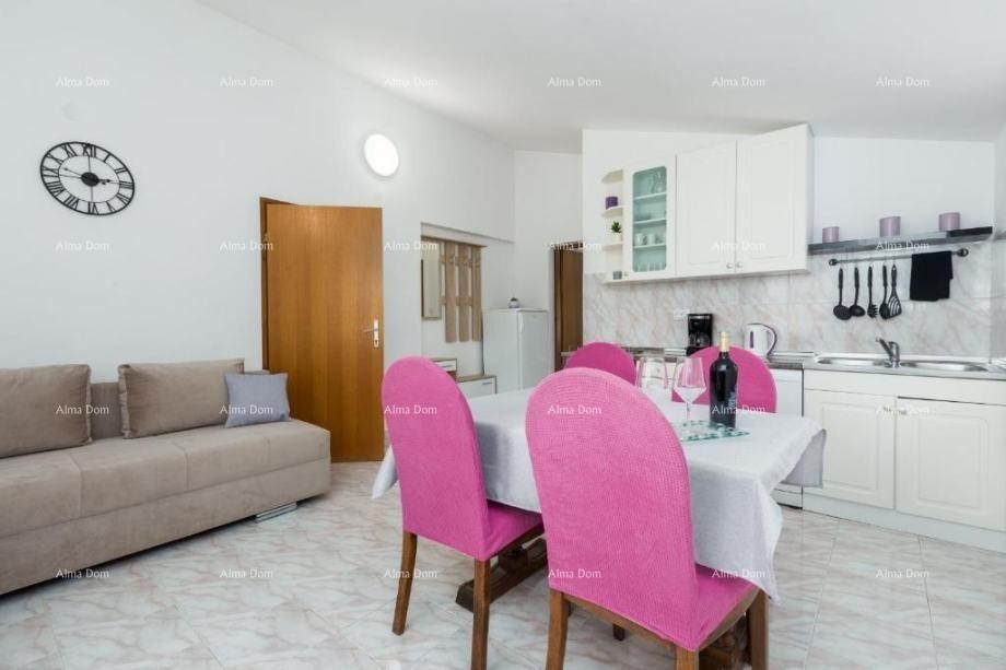 Na prodaju kuća s apartmanima u Štinjanu. 12