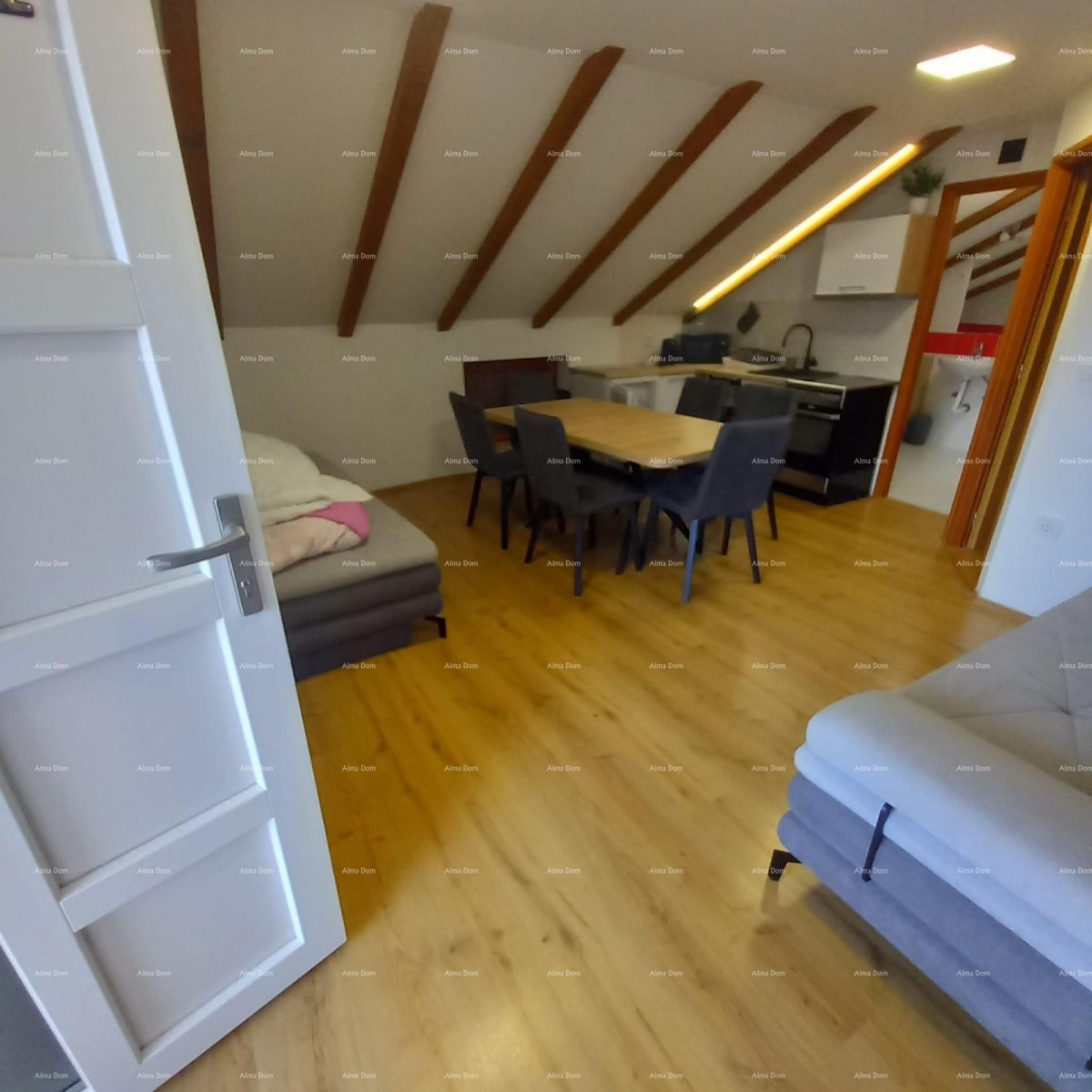 Pješčana Uvala, 200 meters from the beach and sea, a charming house with three apartments. 24