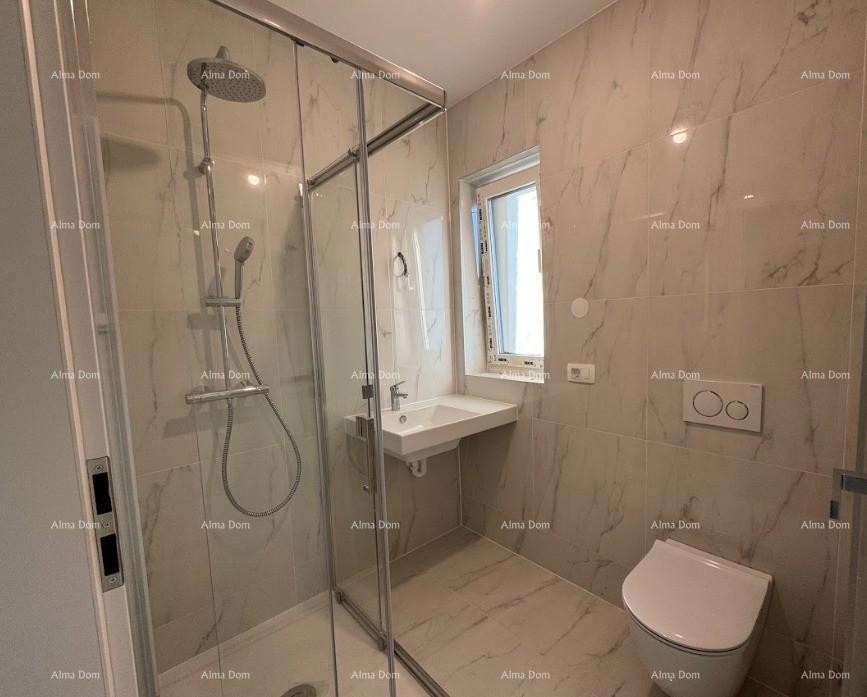 Luksuzan dvoetažni stan s pogledom na more i prostranom terasom u Zambratiji 9