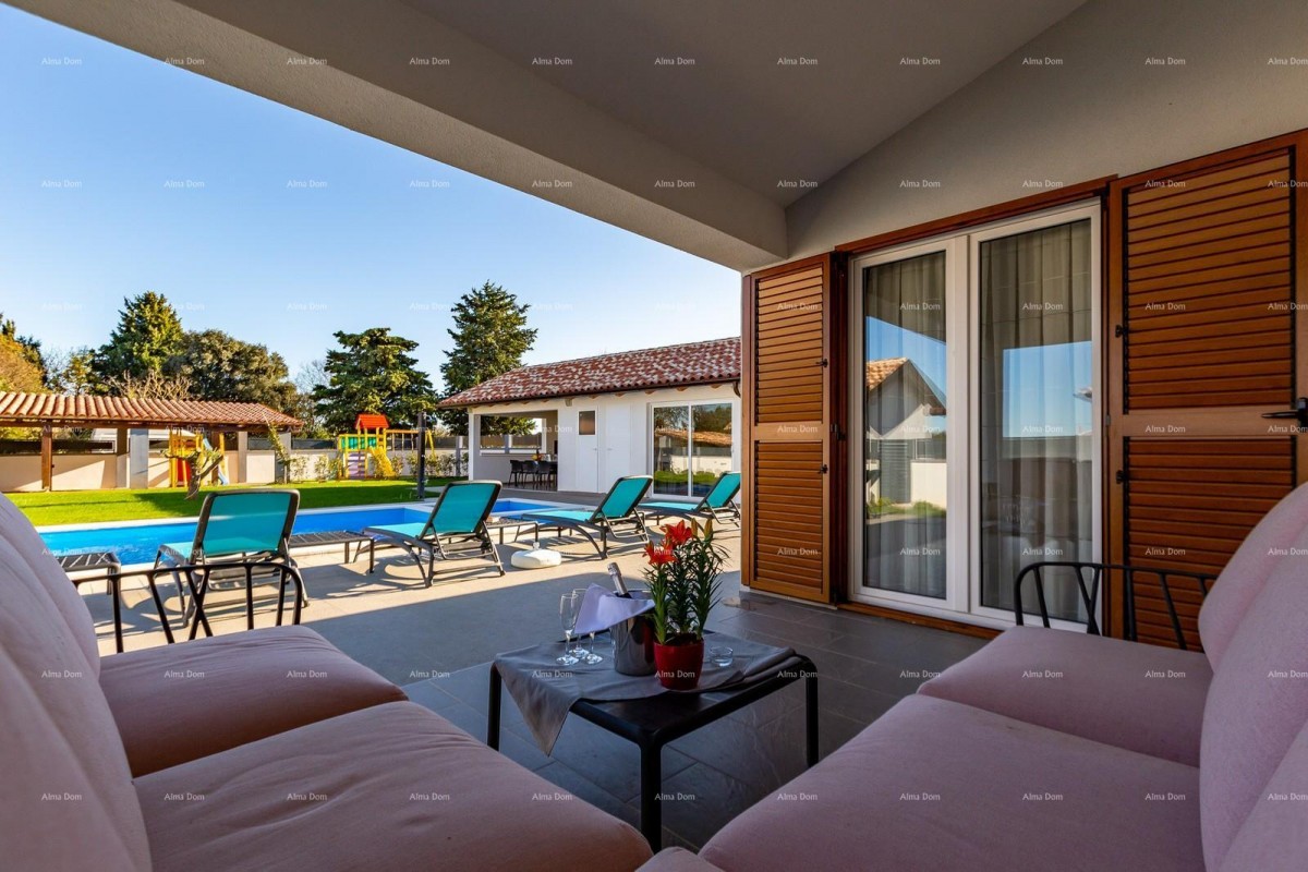 Prostrana kuća s četiri sobe u Puli, Šikići , blizu centra i mora 5