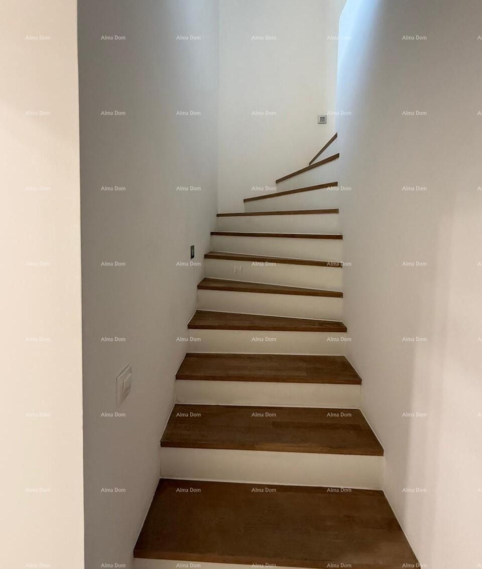 POREČ, Ristrutturata casa in pietra con vista mare 10