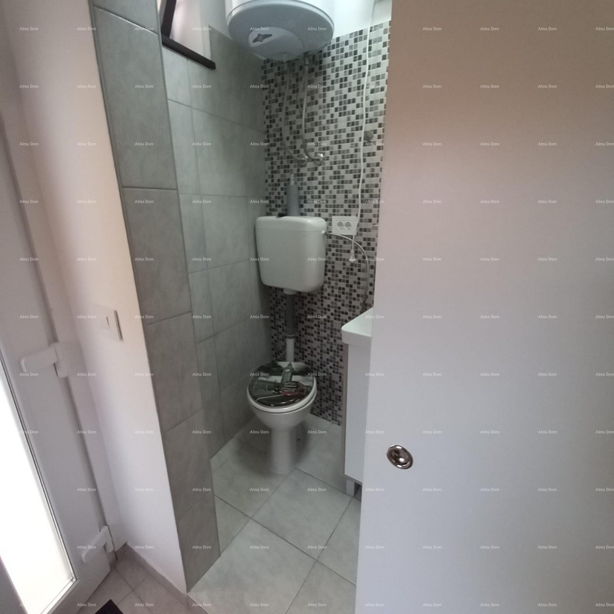 Pješčana Uvala, 200 meters from the beach and sea, a charming house with three apartments. 19