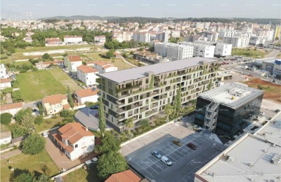 Pula! Edificio residenziale moderno con ascensore, vicino al centro. Appartamento con ampio posto auto S78
