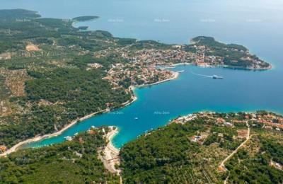 Građevinsko zemljišče s gradbenim dovoljenjem, 100 m oddaljeno od morja, Brač!