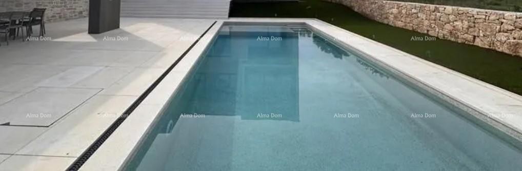 Vendesi una casa moderna con piscina situata in un idilliaco villaggio vicino a Rovigno. 2