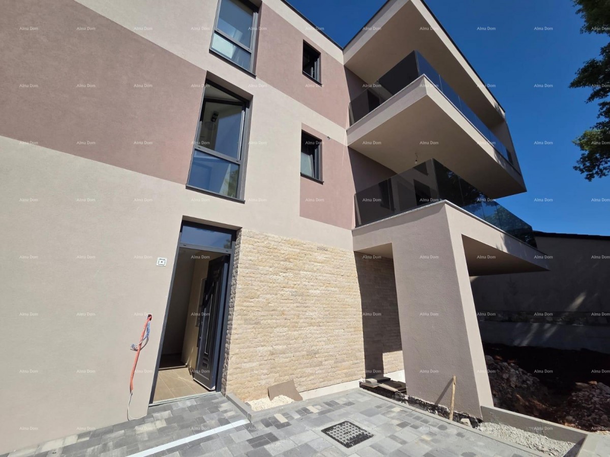 Dvosoban stan s velikim vrtom 100 metara do rive. 28