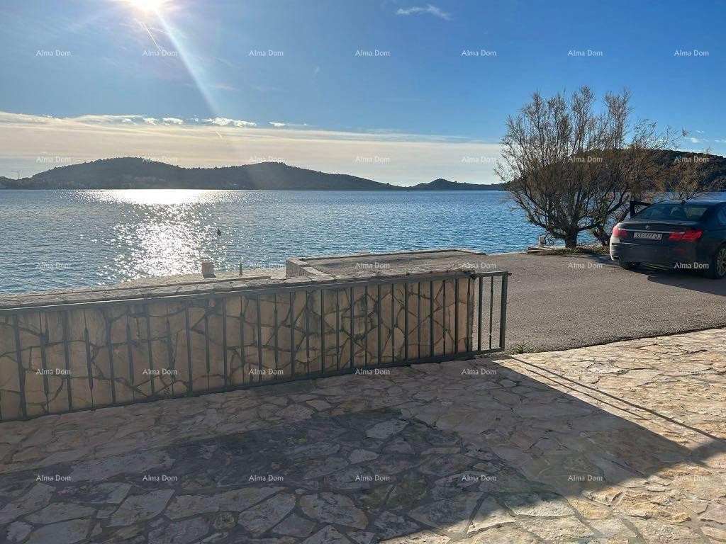 Prodaja - Prvi red do mora! Moderna, prostrana kuća s 4 zasebna stana, garažom i vezom, Rogoznica. 3