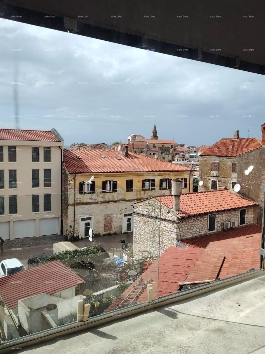 Prodaja stanova u stambeno-poslovnoj zgradi sa pogledom na more, centar Umaga! / S9a 11