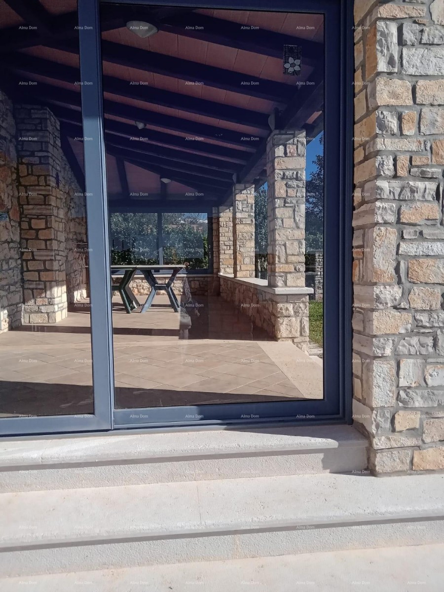 Близость города Умага. Продается дуплексный дом площадью 123,65 м² на самом берегу моря, в 10 метрах от моря. 19