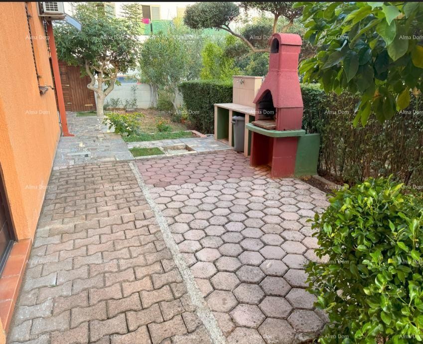 Na prodaju: Apartman u Novigradu s velikim vrtom. 1