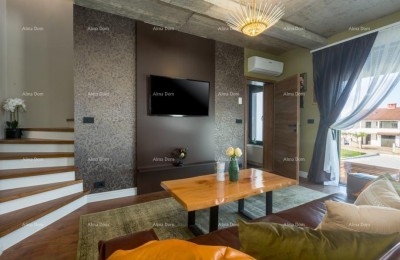 POREČ, Žbandaj – moderan stan s krovnom terasom i jacuzzijem