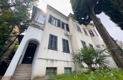 Sale of an apartment in the center with 4 residential units, Pula!