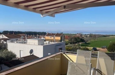 Odličan stan s velikom terasom i pogledom na more, Novigrad!