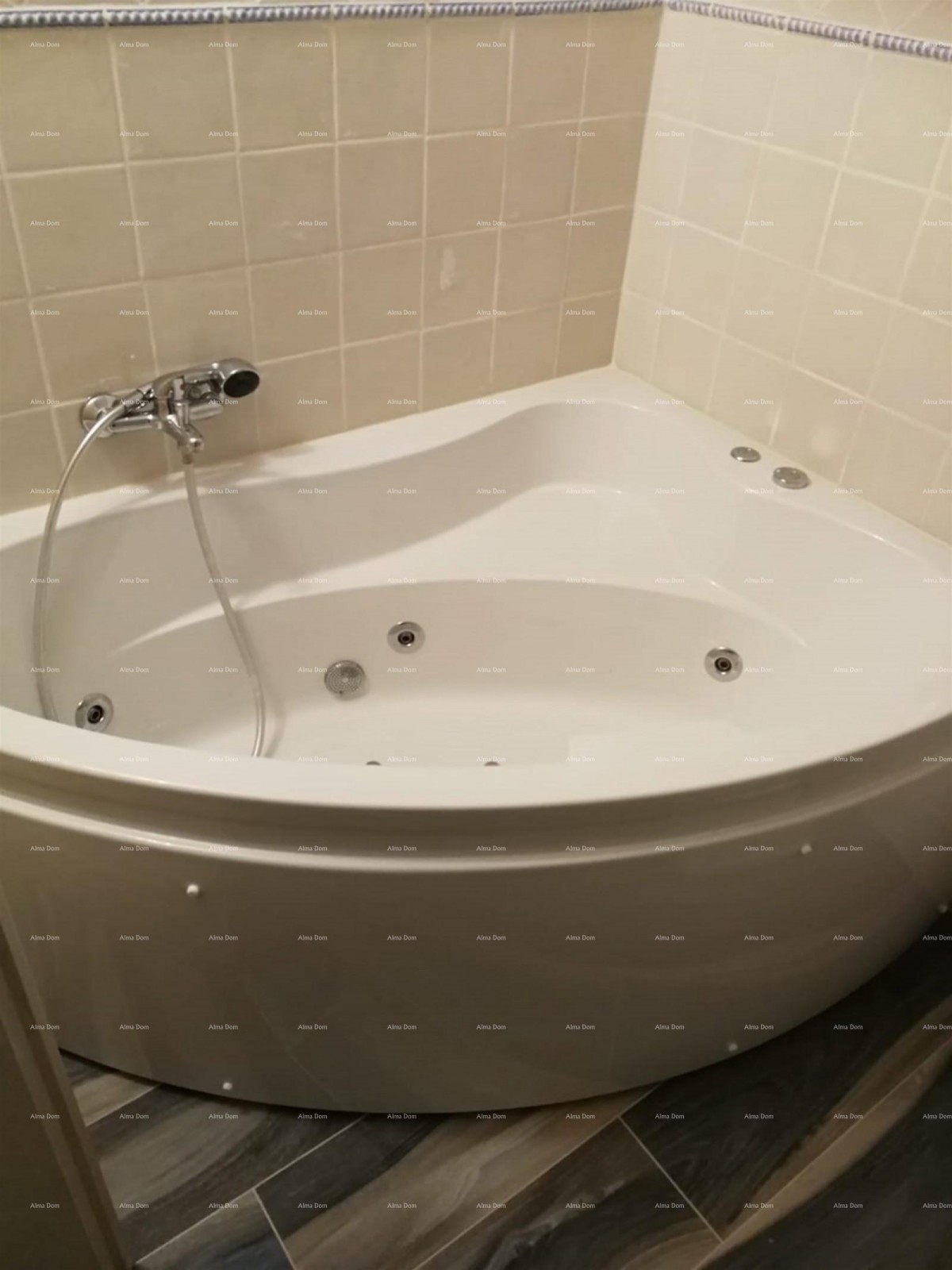 Лабин околица, Каменный дом с бассейном и большим двором 9