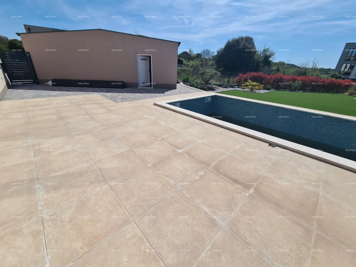 Современный оазис с бассейном и собственным садом в Банйолах 30