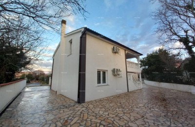 Prodaja kuće s dvije odvojene stambene jedinice i prostranim dvorištem, Šišan!