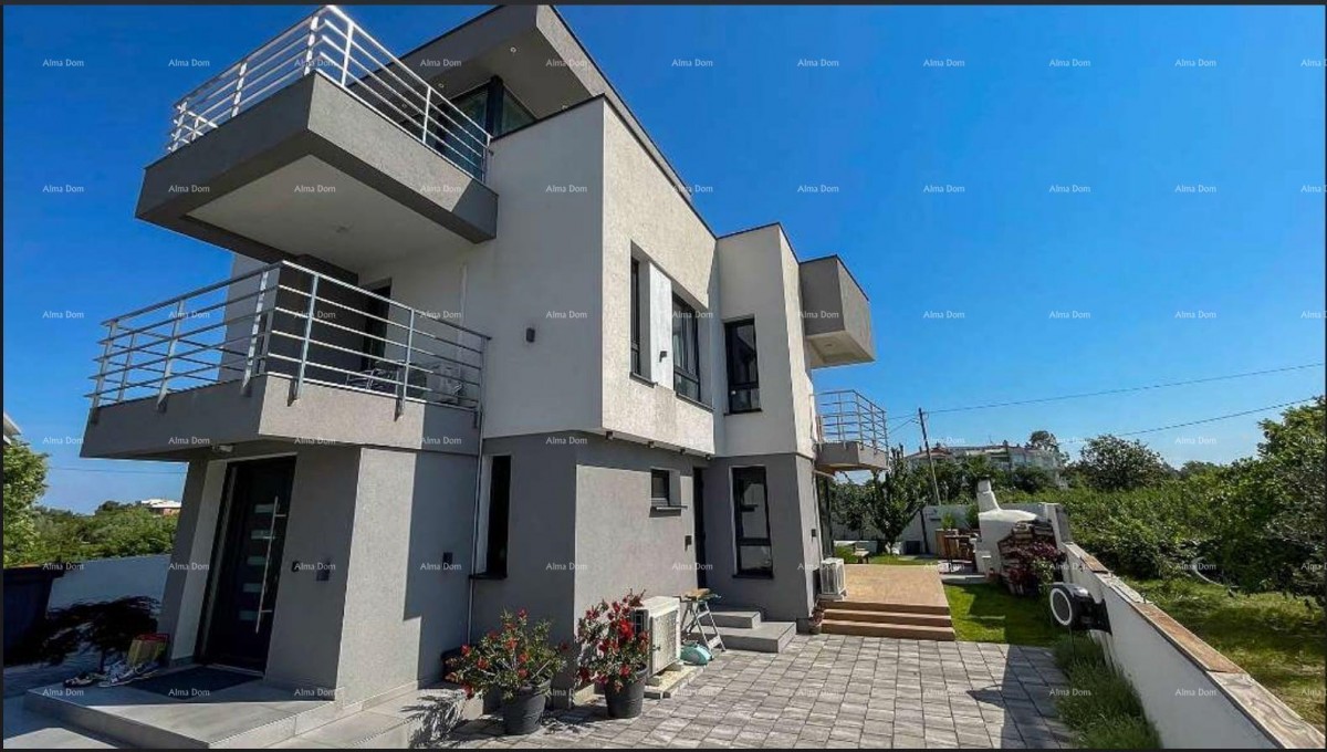 Moderna vila v Istri s pogledom na morje, strešno teraso in urejenim vrtom – 800 m od plaže 1
