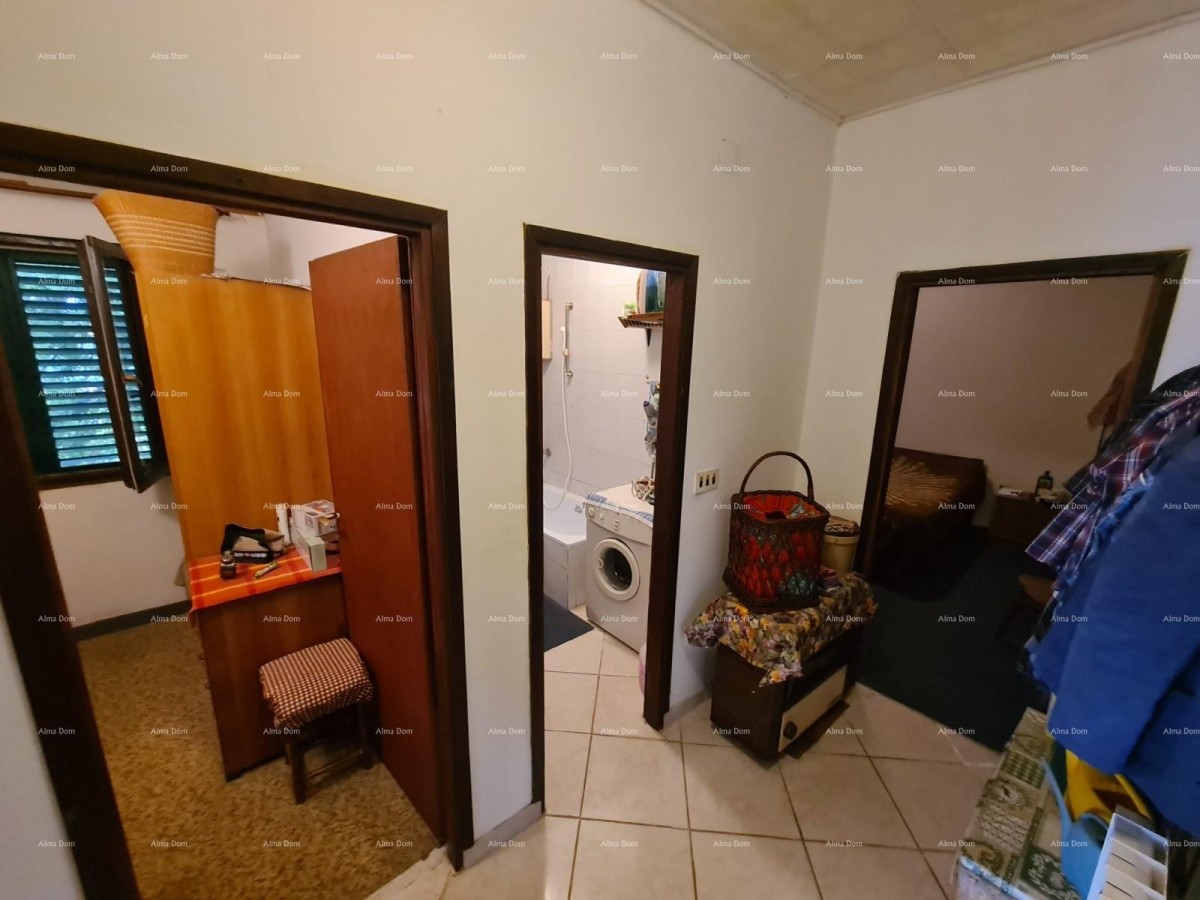 Prodamo hišo z velikim dvoriščem, Jadreški 7