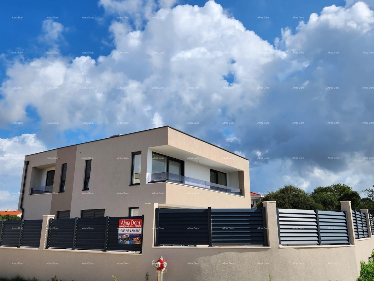 Prodamo hišo na odlični lokaciji. Blizu marine. 1