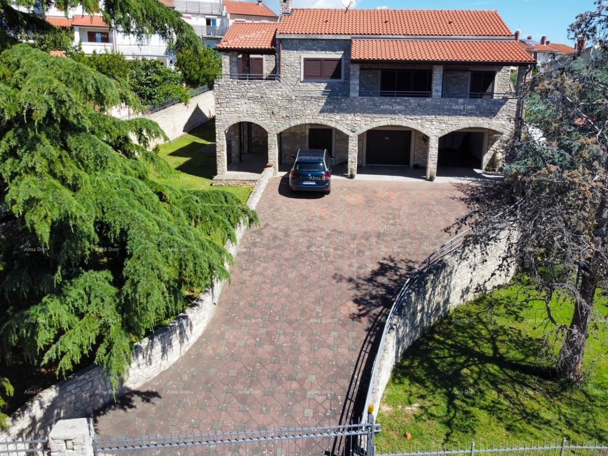 Beautiful house with a pool in Pula, ideal for a family or investment. 3