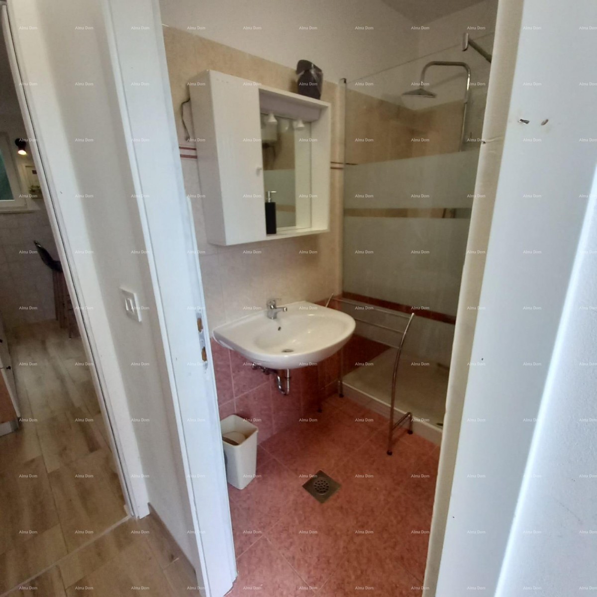 Pješčana Uvala, 200 meters from the beach and sea, a charming house with three apartments. 11