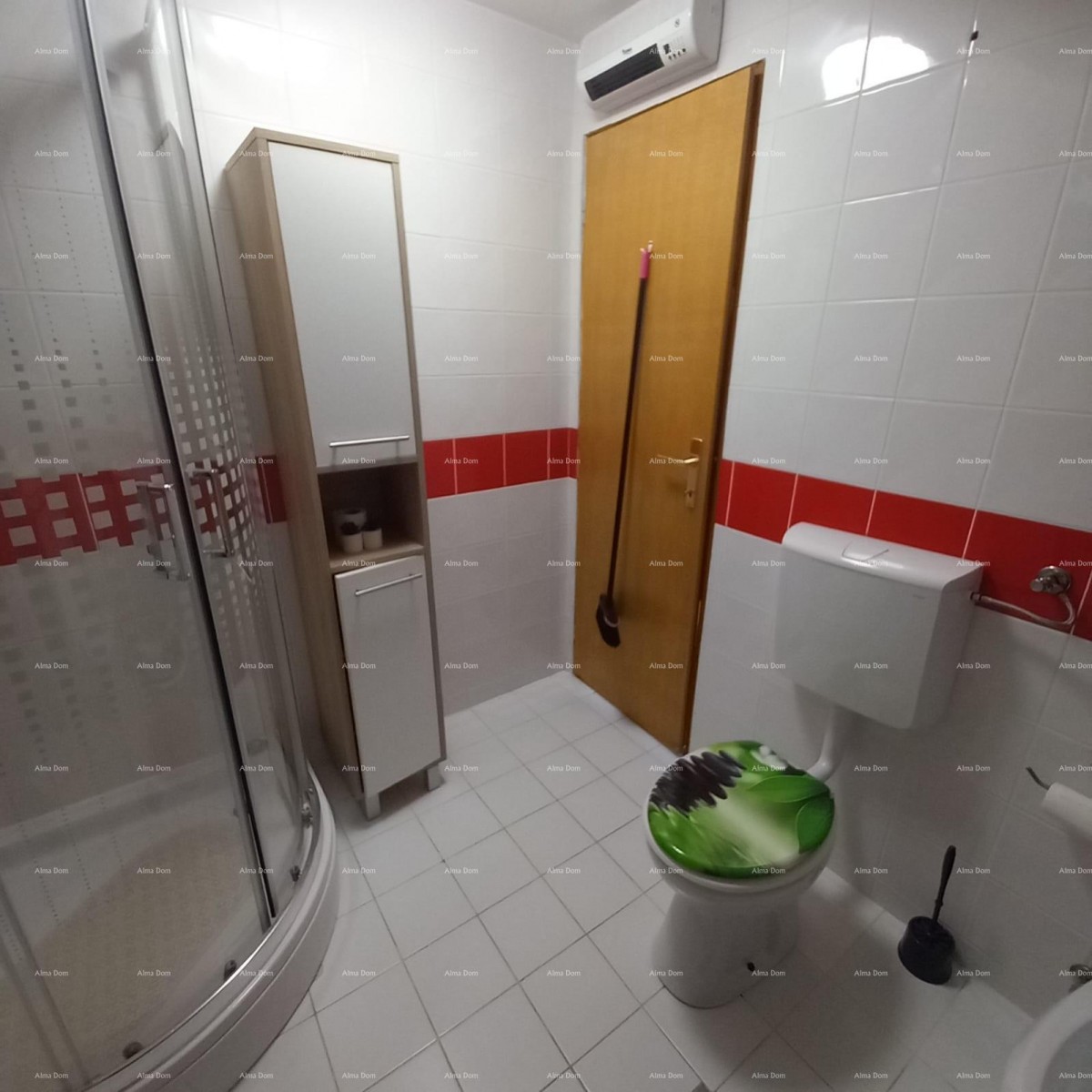 Pješčana Uvala, 200 meters from the beach and sea, a charming house with three apartments. 30