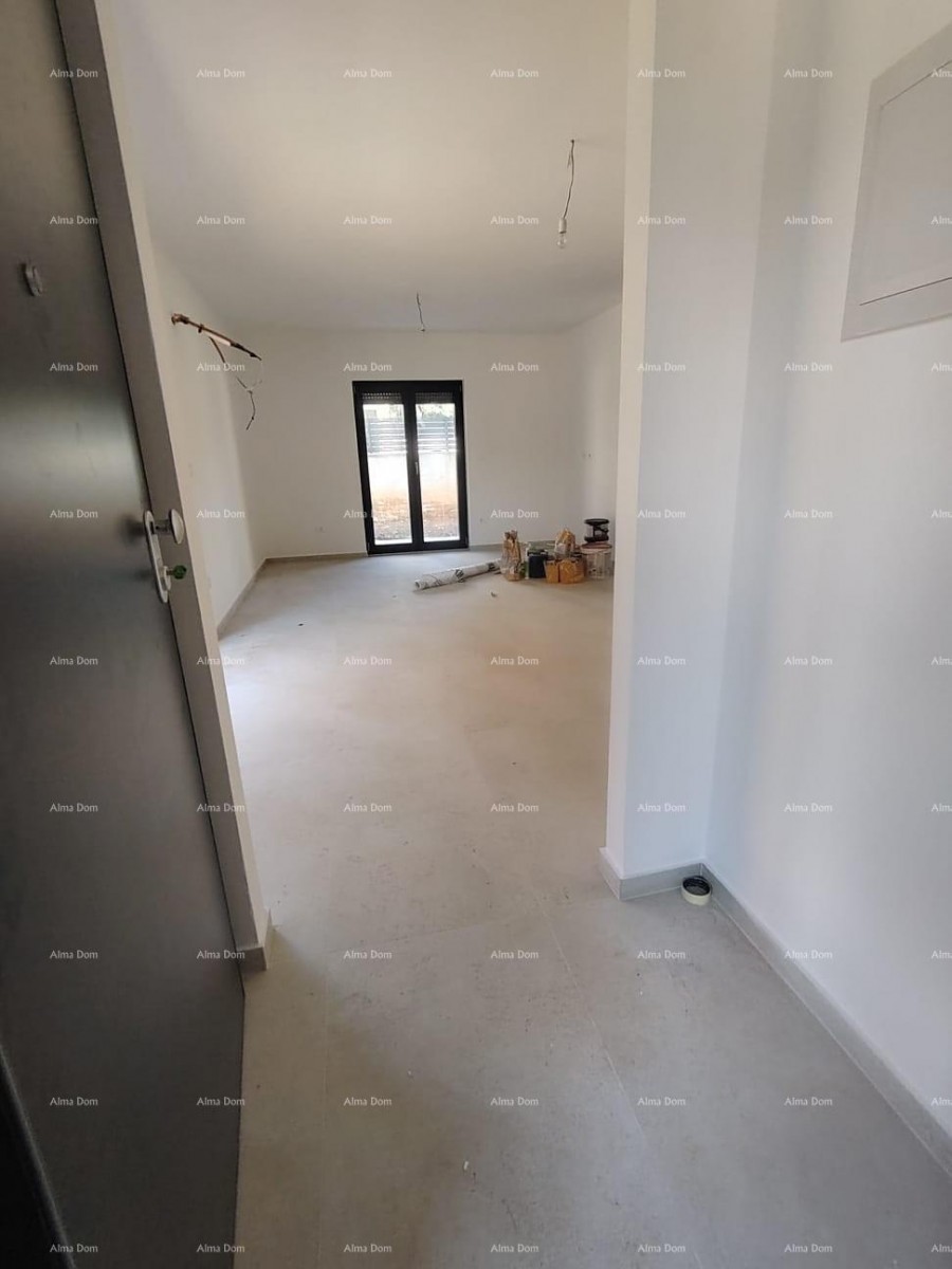 Moderni stan u novogradnji, USJELJIV, 500 m od mora translates to Italian as: 9