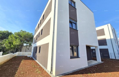 Two-bedroom apartment with a garden near the sea. MEDULIN.