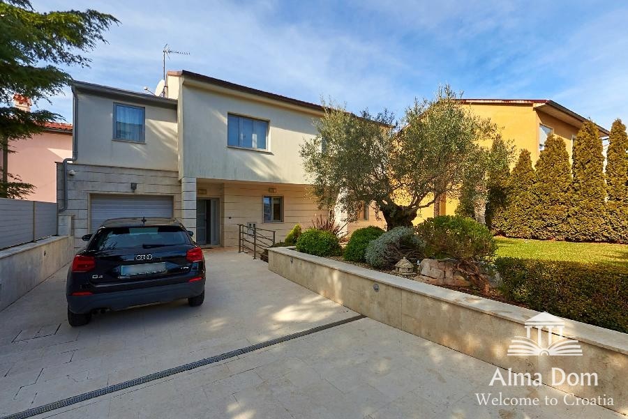 Prima filla-villa con garage e la piscina 3