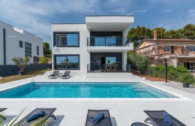 Vendita di una casa moderna con piscina, Medolino!