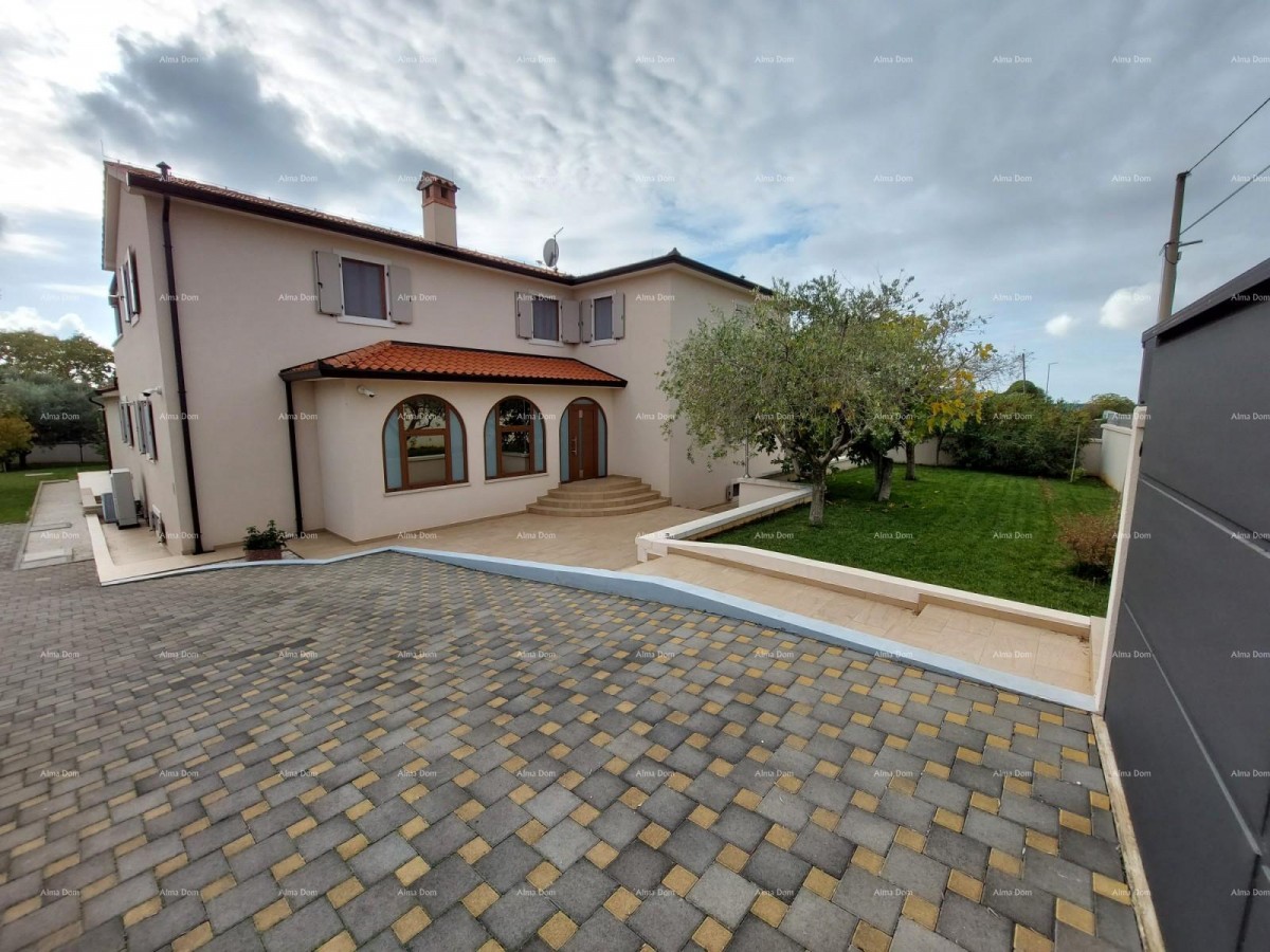 Moderna hiša z dvema apartmajema, notranjim bazenom in velikim dvoriščem 2