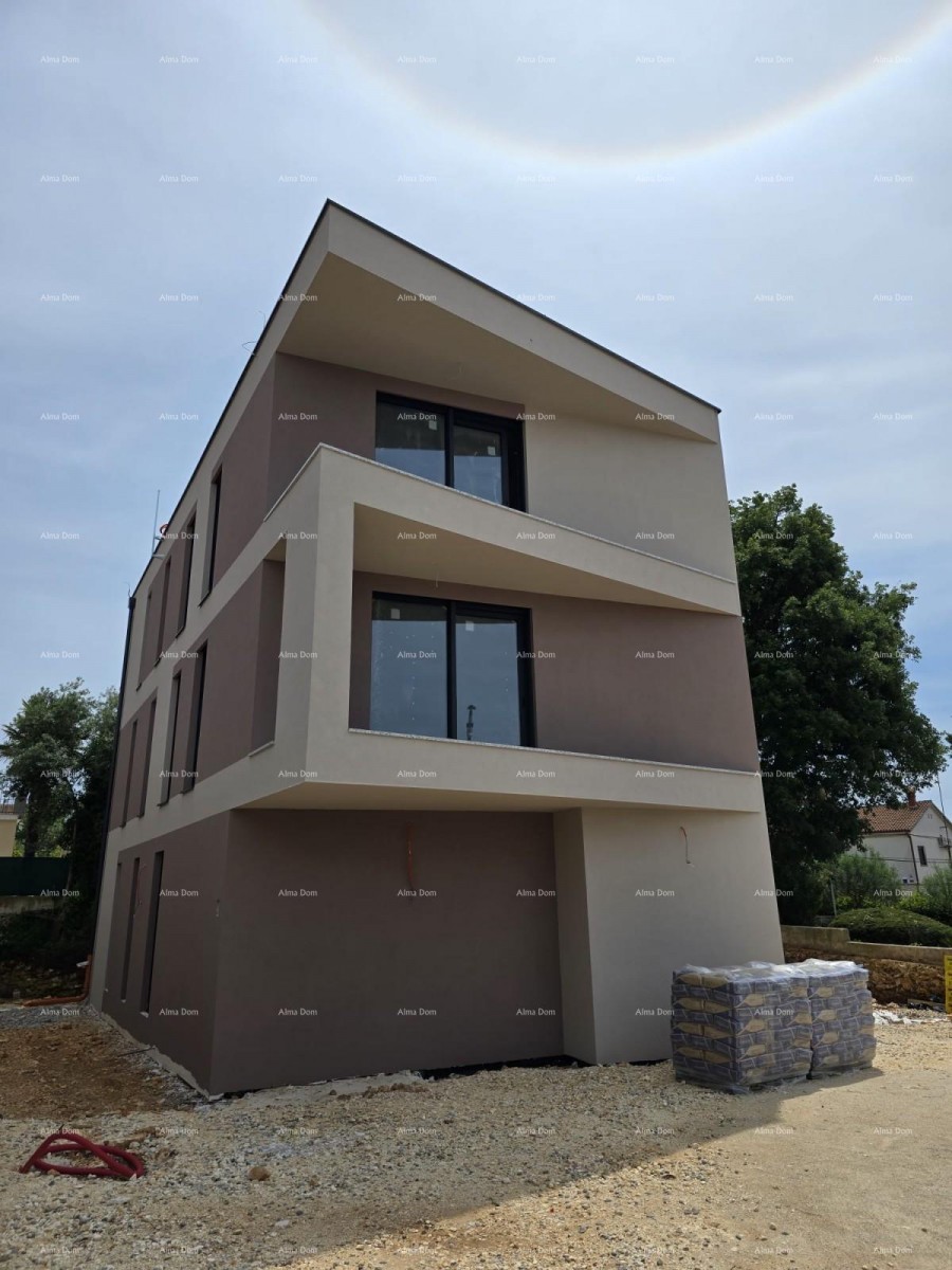 Dvosoban stan s velikim vrtom 100 metara do rive. 12