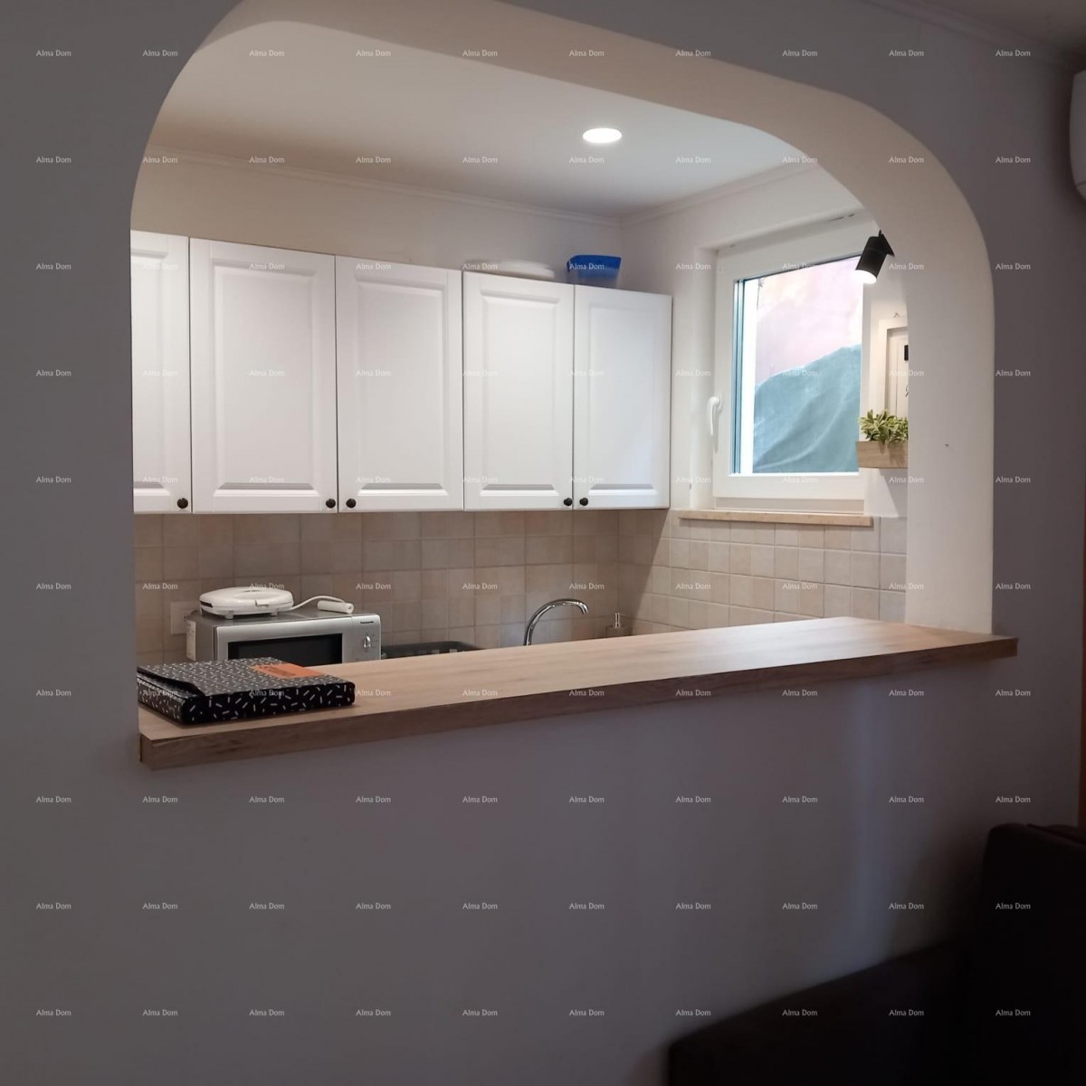 Pješčana Uvala, 200 meters from the beach and sea, a charming house with three apartments. 8