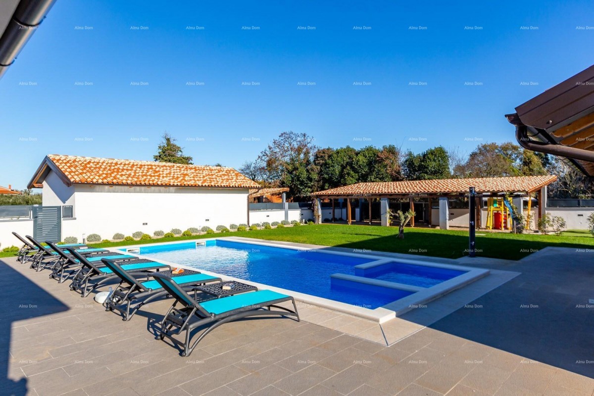 Prostrana kuća s četiri sobe u Puli, Šikići , blizu centra i mora 14