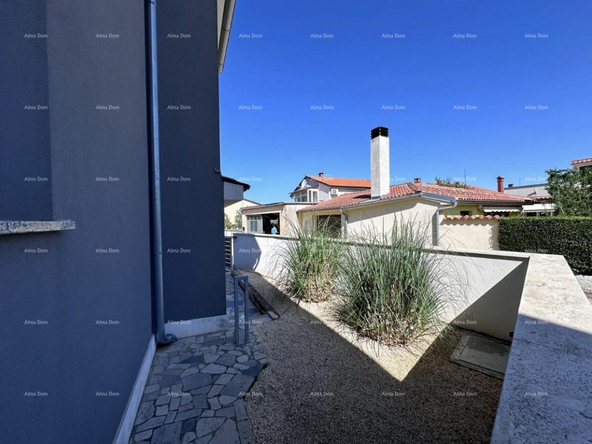 House with permission to build 4 apartments! 5