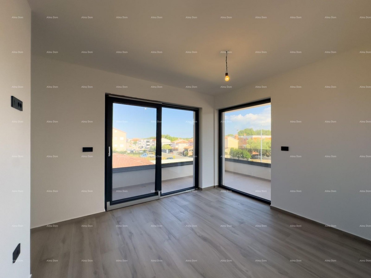 We are selling a semi-detached villa with a pool and a garage 31