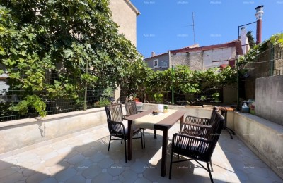 Prodajemo kuću sa poslovnim prostorom u Centru Medulina!