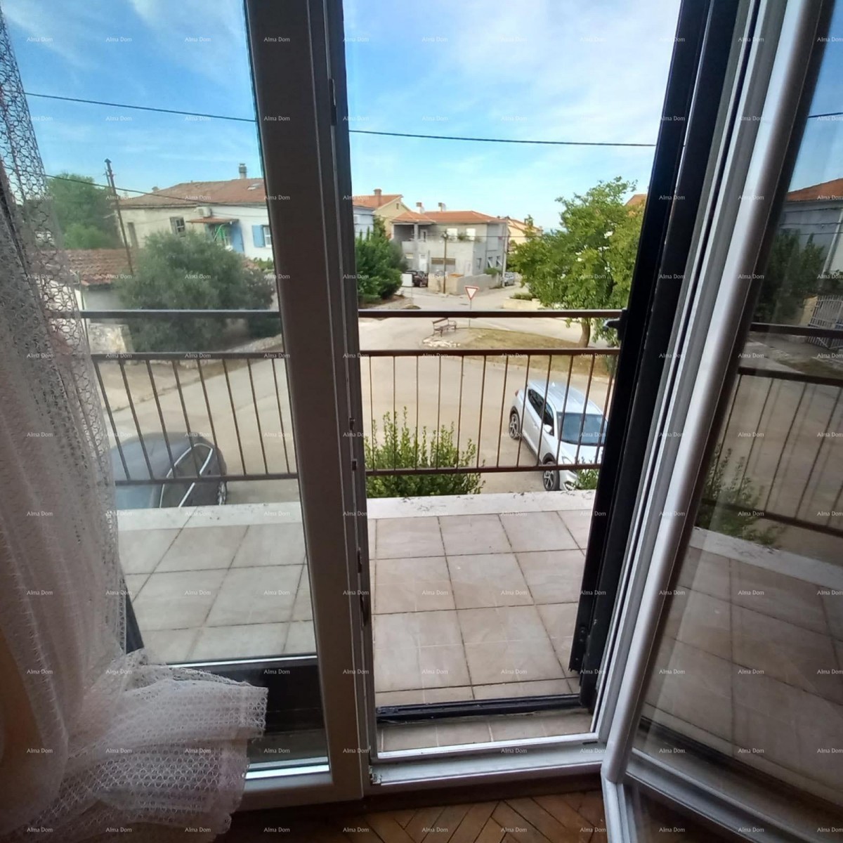 Prodaja, Ližnjan , kuća u nizu sa tri apartmana. 40