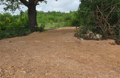 PRODAJA – Građevinsko zemljište s građevinskom dozvolom i projektom kuće s bazenom, Marčana!