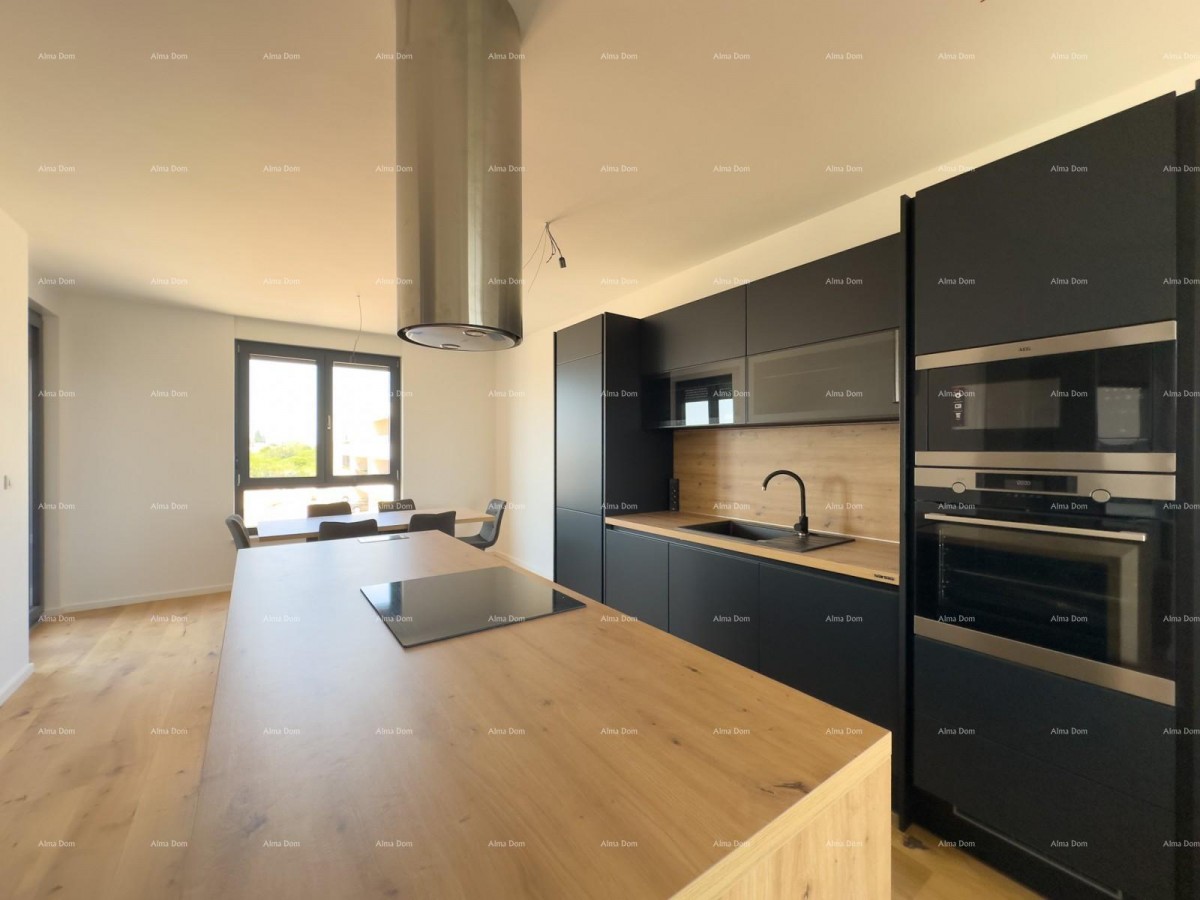 Appartamento spazioso a Pola con tre camere da letto e moderni comfort vicino al centro città 1