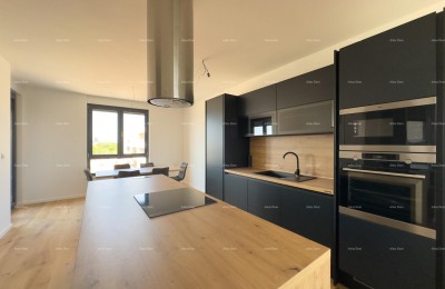 Appartamento spazioso a Pola con tre camere da letto e moderni comfort vicino al centro città