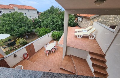 Kuća s pomoćnim objektom. Medulin. Centar.