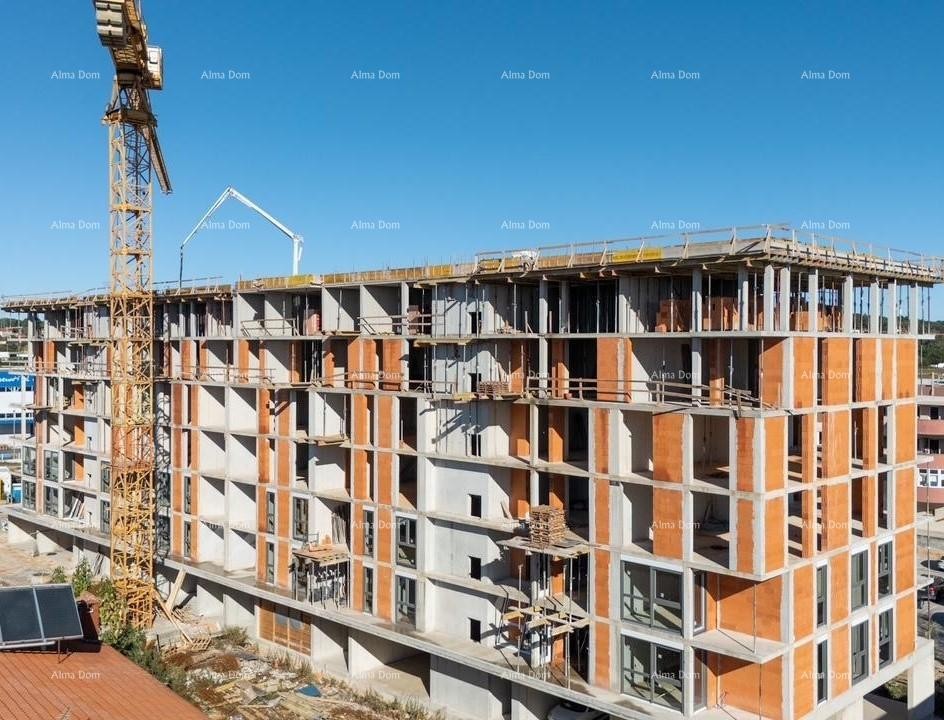 Pula! Pogled na grad. Višestambena, moderna zgrada s liftom, blizu centra. S71 17