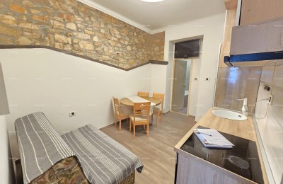 Riservato: Incantevole appartamento a Pola - ideale per single o coppie, vicino al centro città e alla spiaggia.