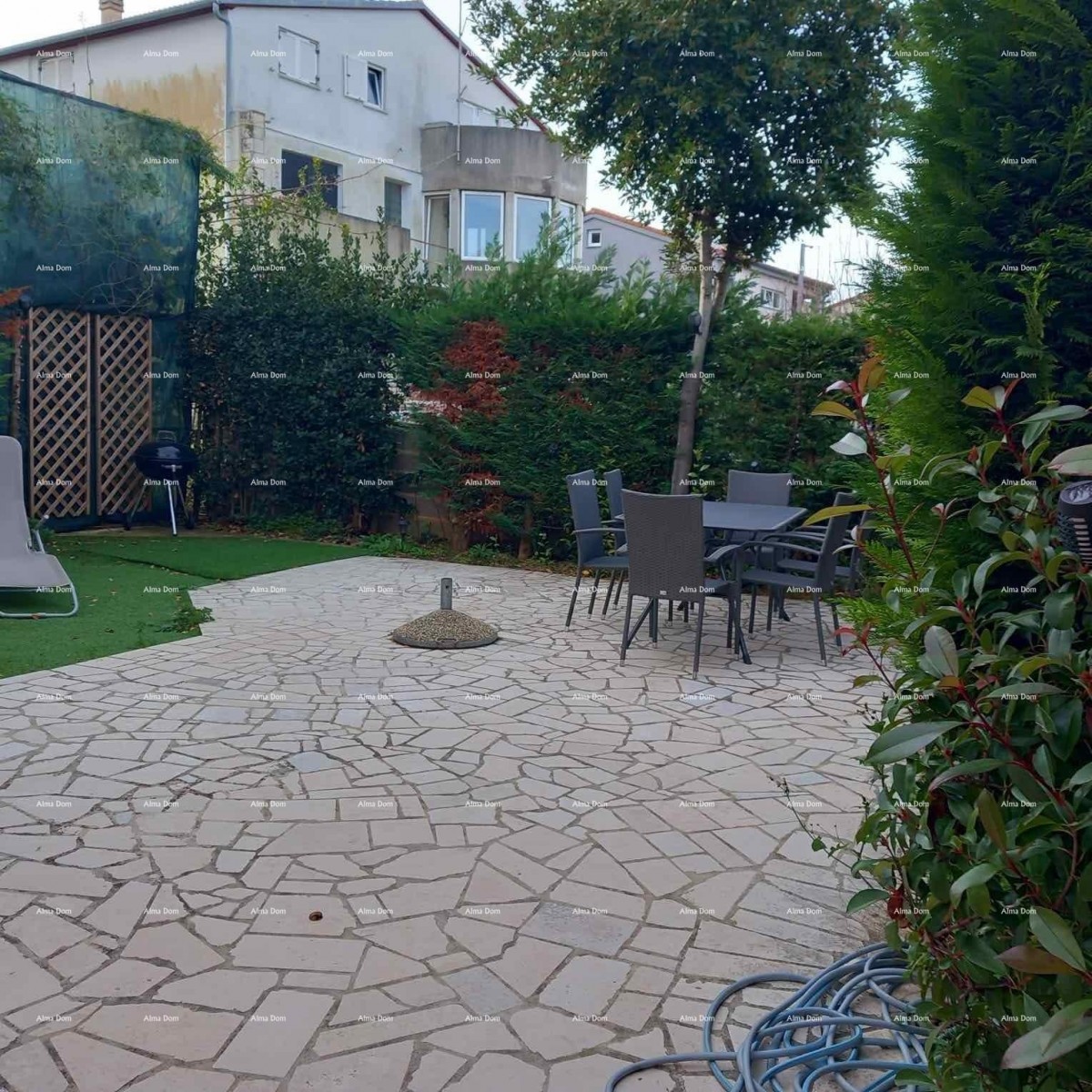 Pješčana Uvala, 200 meters from the beach and sea, a charming house with three apartments. 12