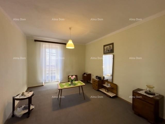 We are selling a large detached house with a spacious yard! 24