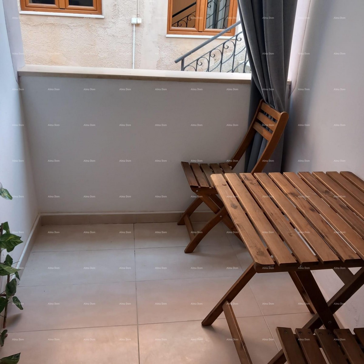 Pješčana Uvala, 200 meters from the beach and sea, a charming house with three apartments. 5