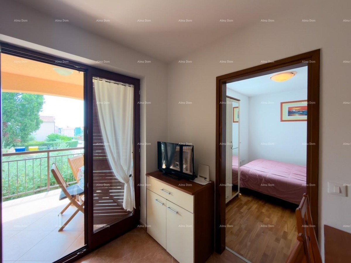 Novigrad, apartment in an attractive location with a pool. 10